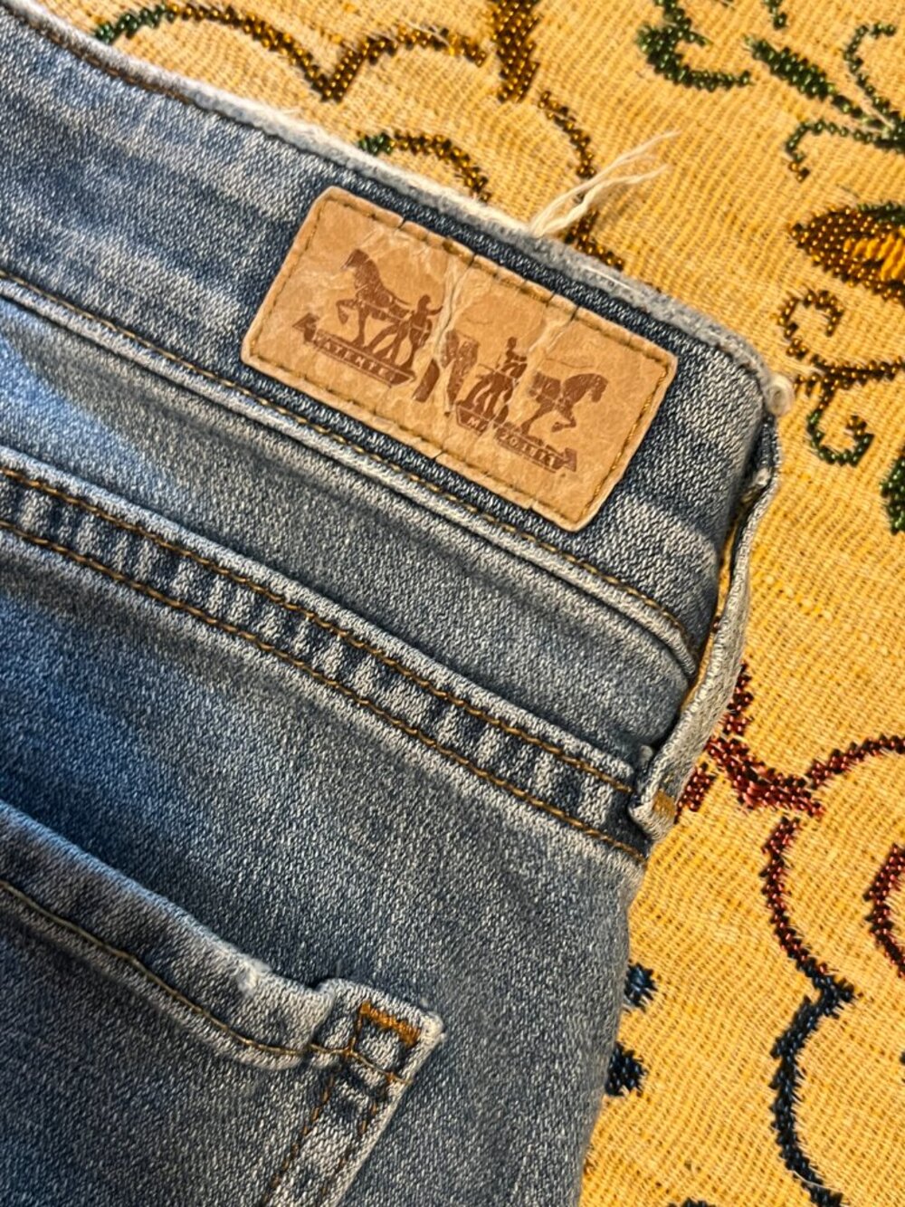 Levi's 525 Jeans Womens 14 M Light Wash Straight Leg Perfect Waist Distressed - Picture 15 of 16